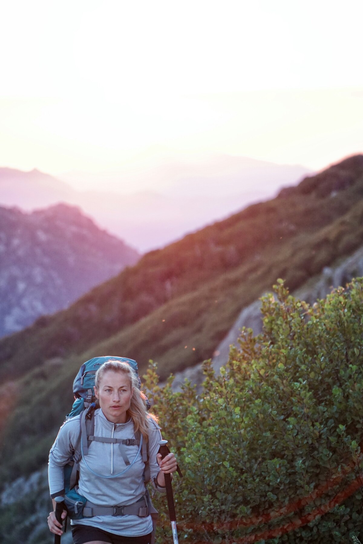 Randonneuse en mouvement dans un paysage de montagne